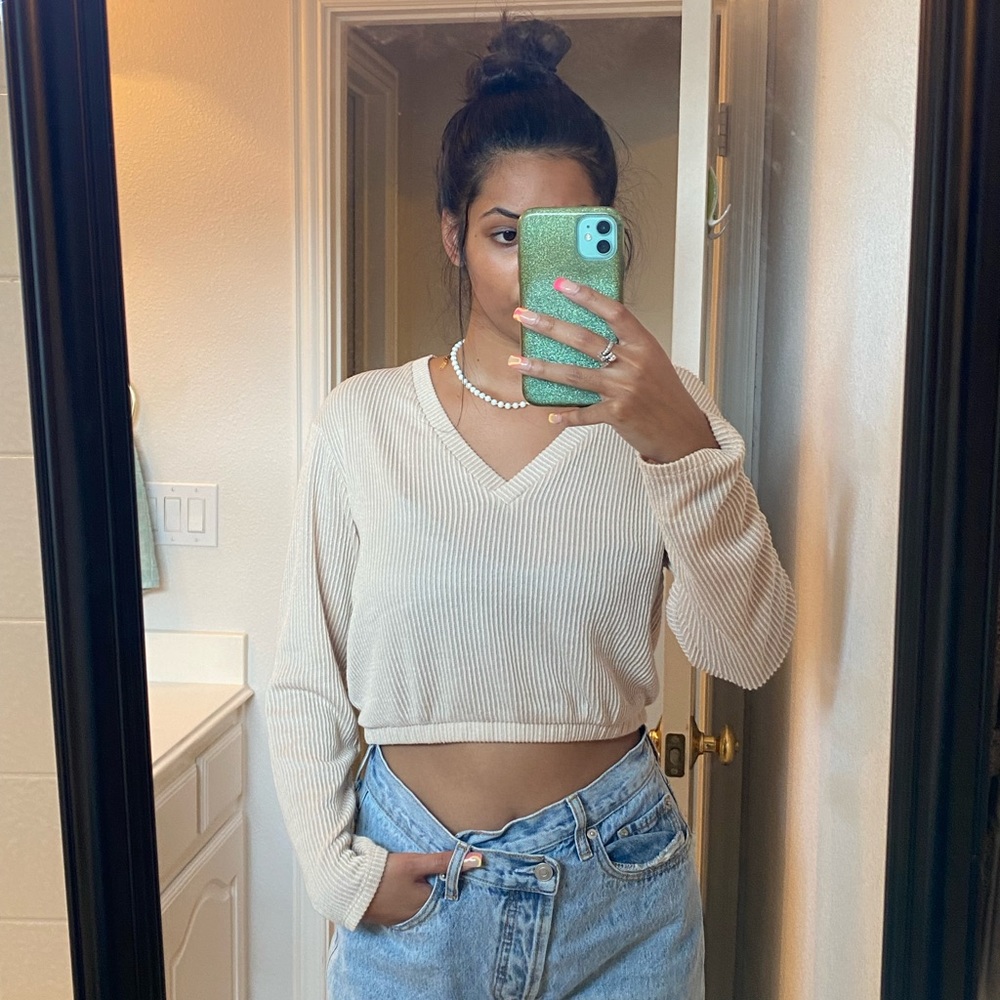 Cropped sweater look